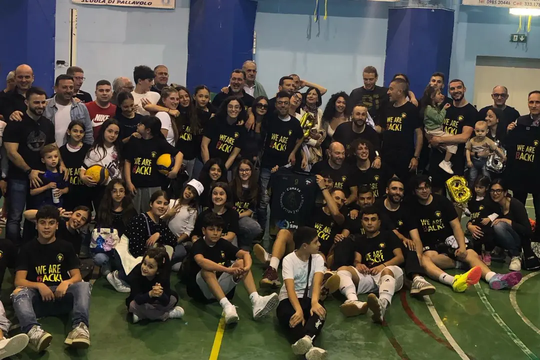 <p>Praia in festa, torna in Serie B</p>\\n
