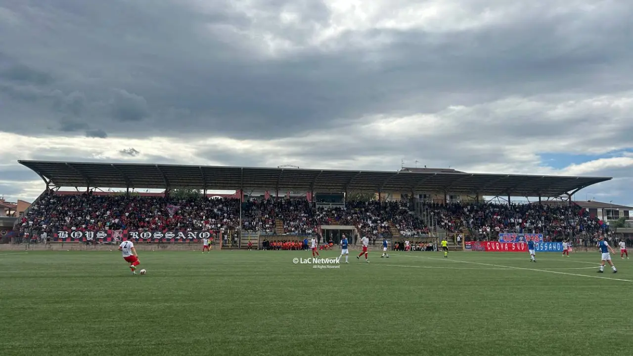 Corigliano Rossano, esplode un petardo\u00A0a fine partita e stordisce un calciatore: fermati un adulto e un minore\n