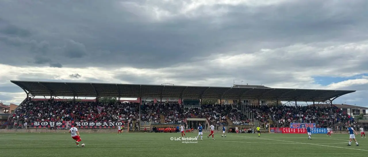 Corigliano Rossano, esplode un petardo\u00A0a fine partita e stordisce un calciatore: fermati un adulto e un minore\n