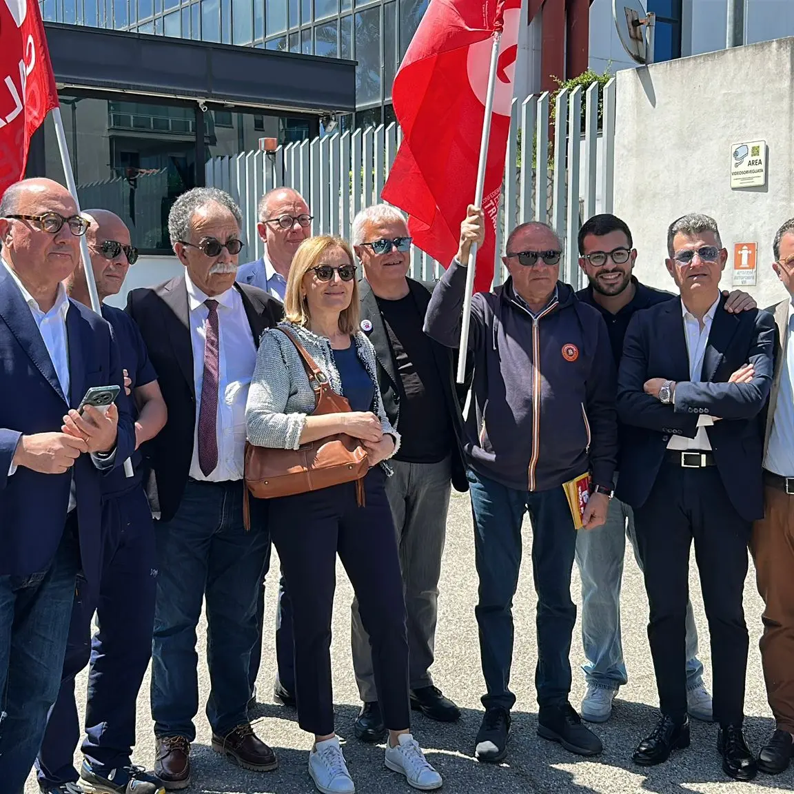 «Il governo boicotta i referendum e ha Telemeloni come alleata»: Ruotolo porta la protesta del Pd alla Rai di Cosenza\n