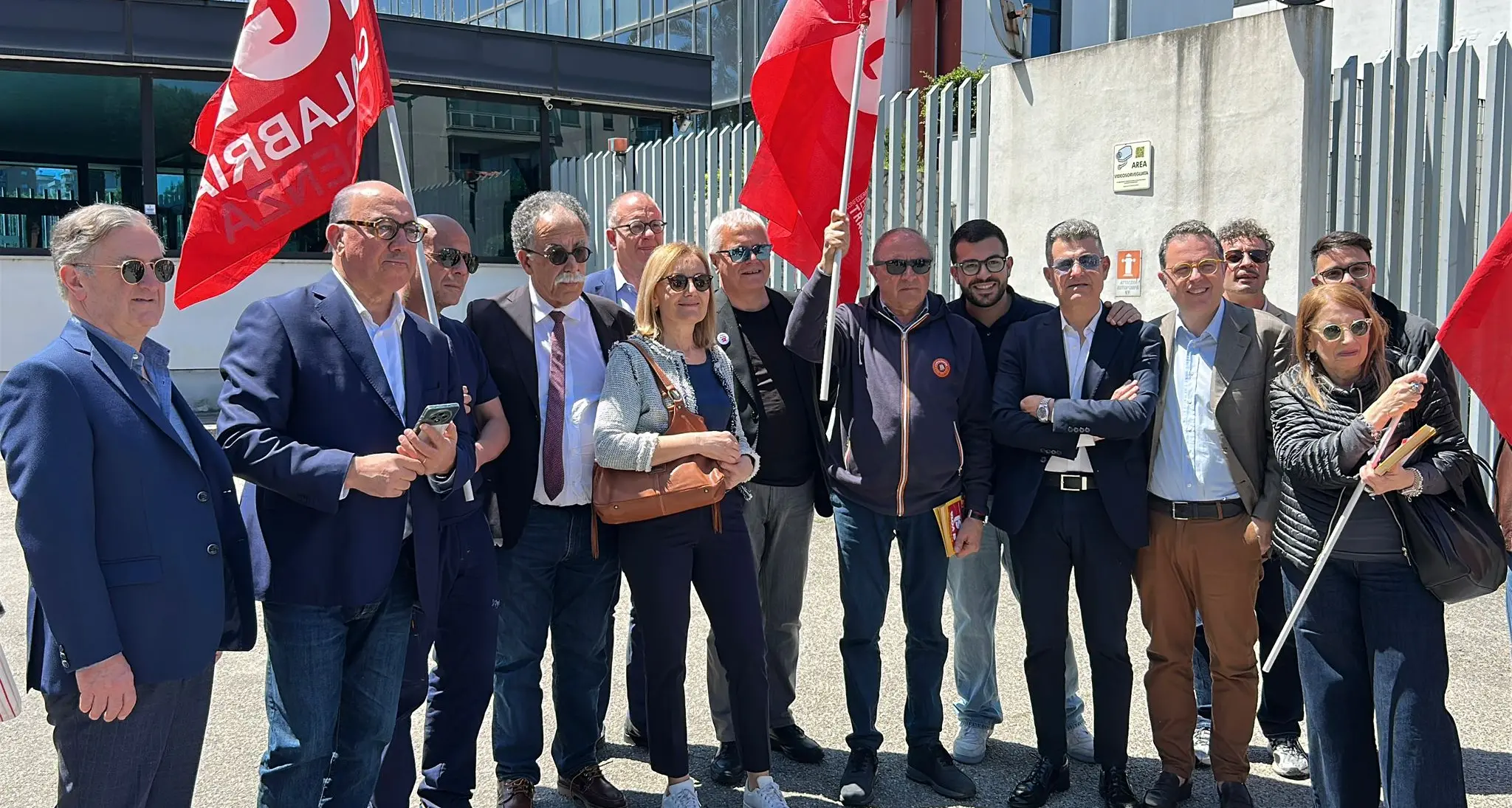 «Il governo boicotta i referendum e ha Telemeloni come alleata»: Ruotolo porta la protesta del Pd alla Rai di Cosenza\n