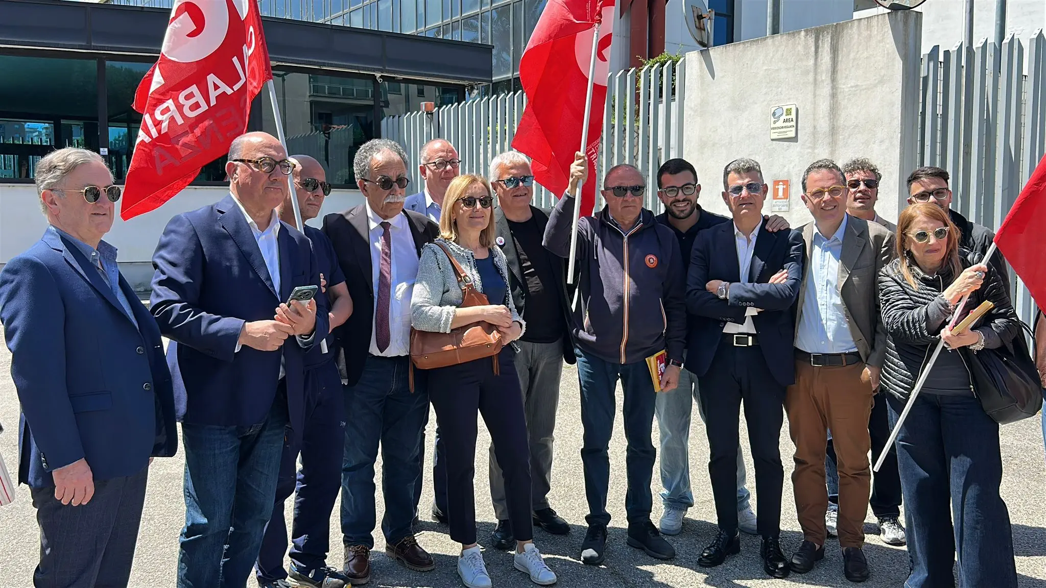 «Il governo boicotta i referendum e ha Telemeloni come alleata»: Ruotolo porta la protesta del Pd alla Rai di Cosenza\n
