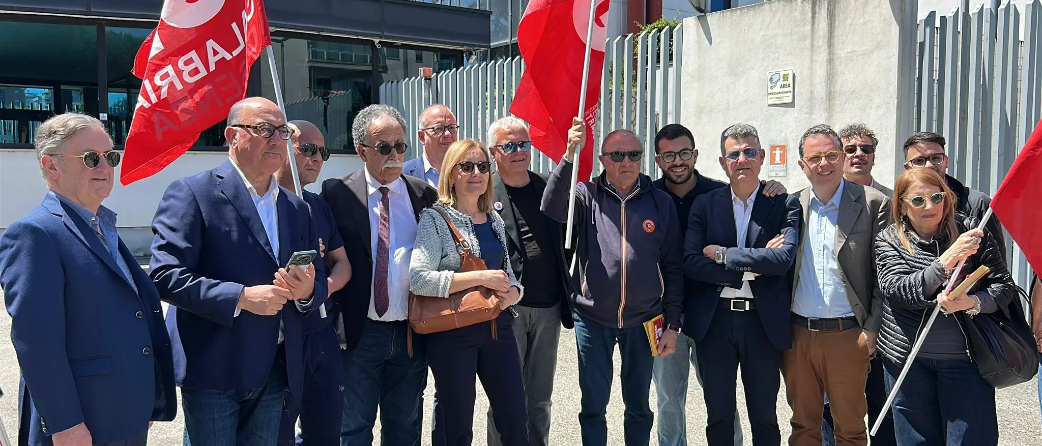 «Il governo boicotta i referendum e ha Telemeloni come alleata»: Ruotolo porta la protesta del Pd alla Rai di Cosenza\n
