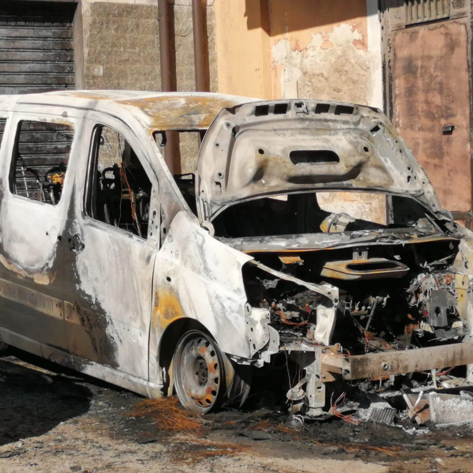 Corigliano Rossano, in fiamme un furgone nella notte: danneggiata anche la facciata di un’abitazione\n