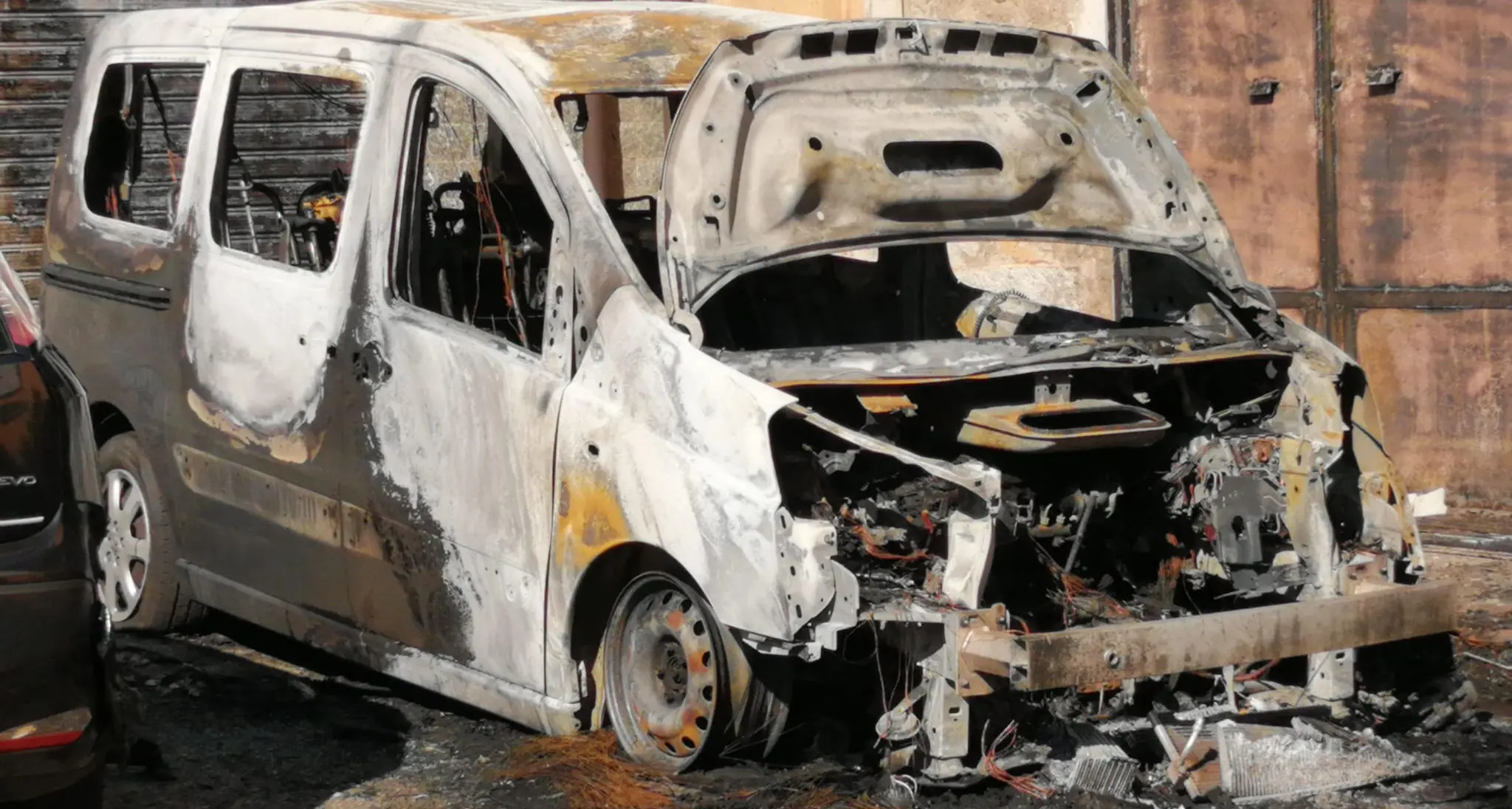 Corigliano Rossano, in fiamme un furgone nella notte: danneggiata anche la facciata di un’abitazione\n