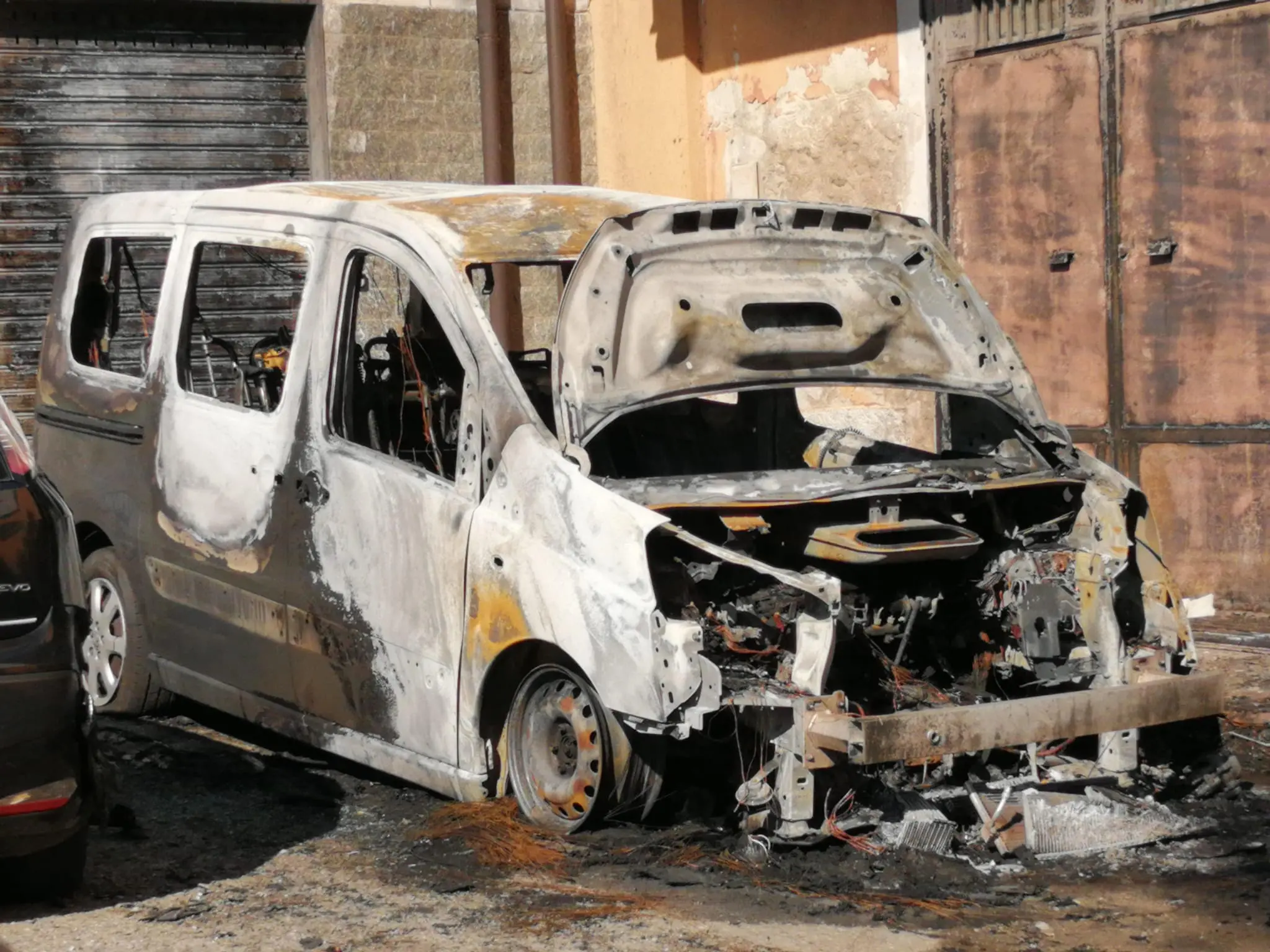 Corigliano Rossano, in fiamme un furgone nella notte: danneggiata anche la facciata di un’abitazione\n