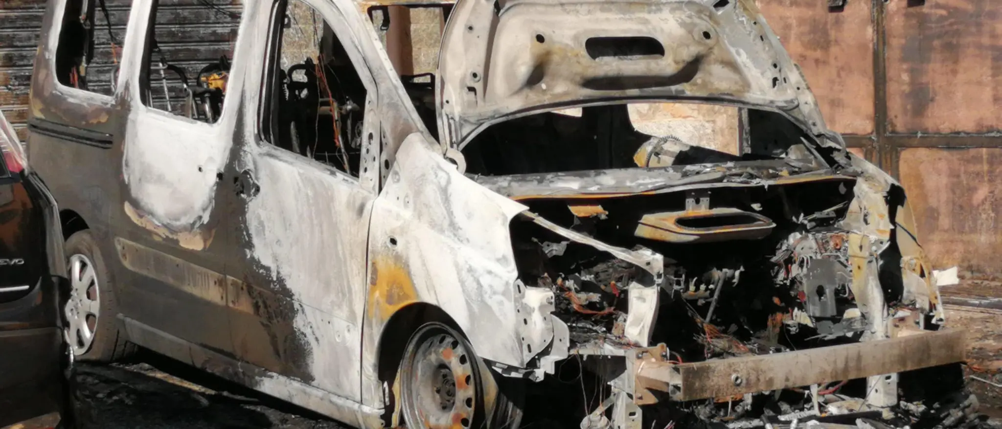 Corigliano Rossano, in fiamme un furgone nella notte: danneggiata anche la facciata di un’abitazione\n