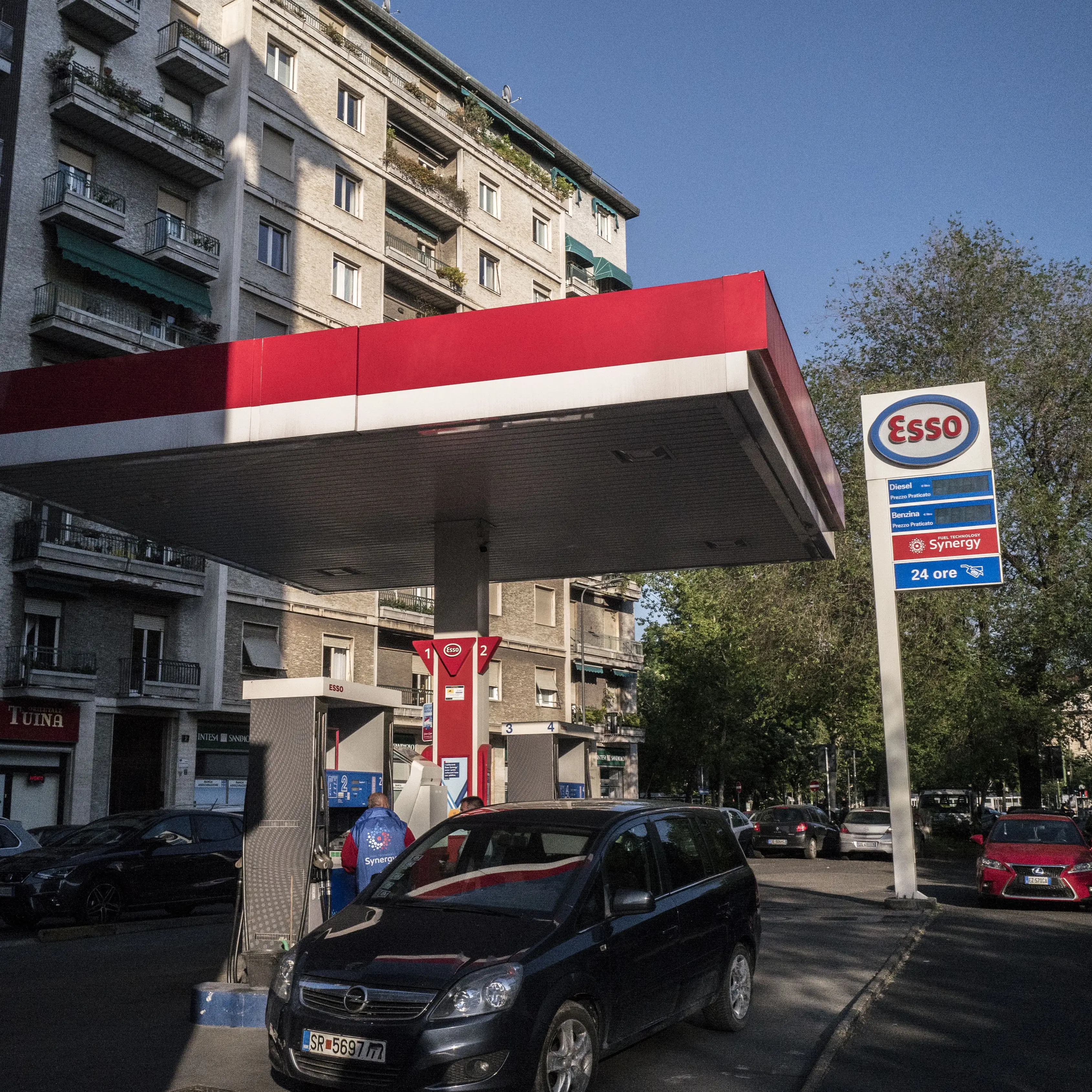 Prezzi gasolio e benzina, la beffa delle accise: Codacons denuncia per truffa. In Calabria gli aumenti maggiori\n