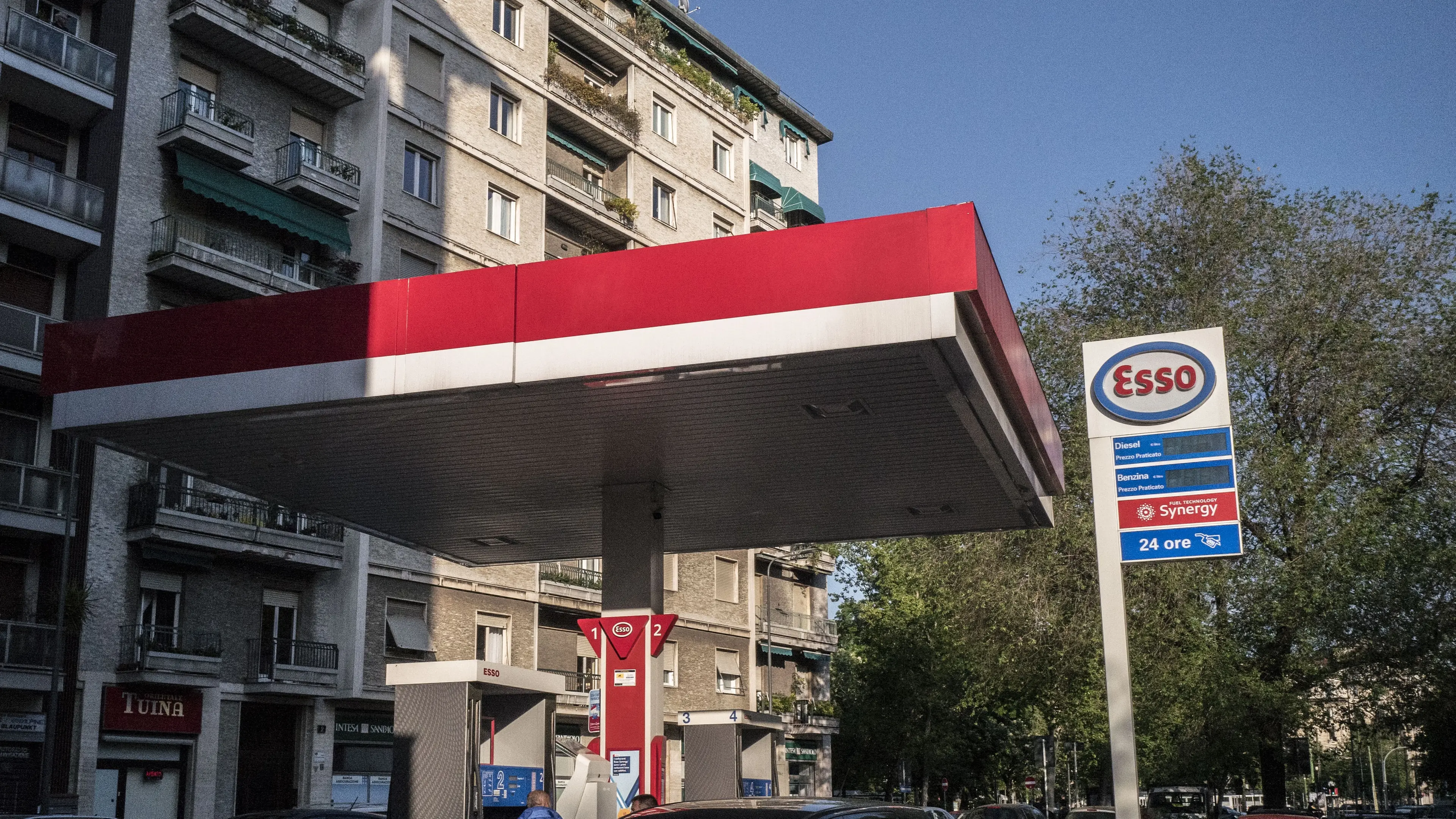 Prezzi gasolio e benzina, la beffa delle accise: Codacons denuncia per truffa. In Calabria gli aumenti maggiori\n