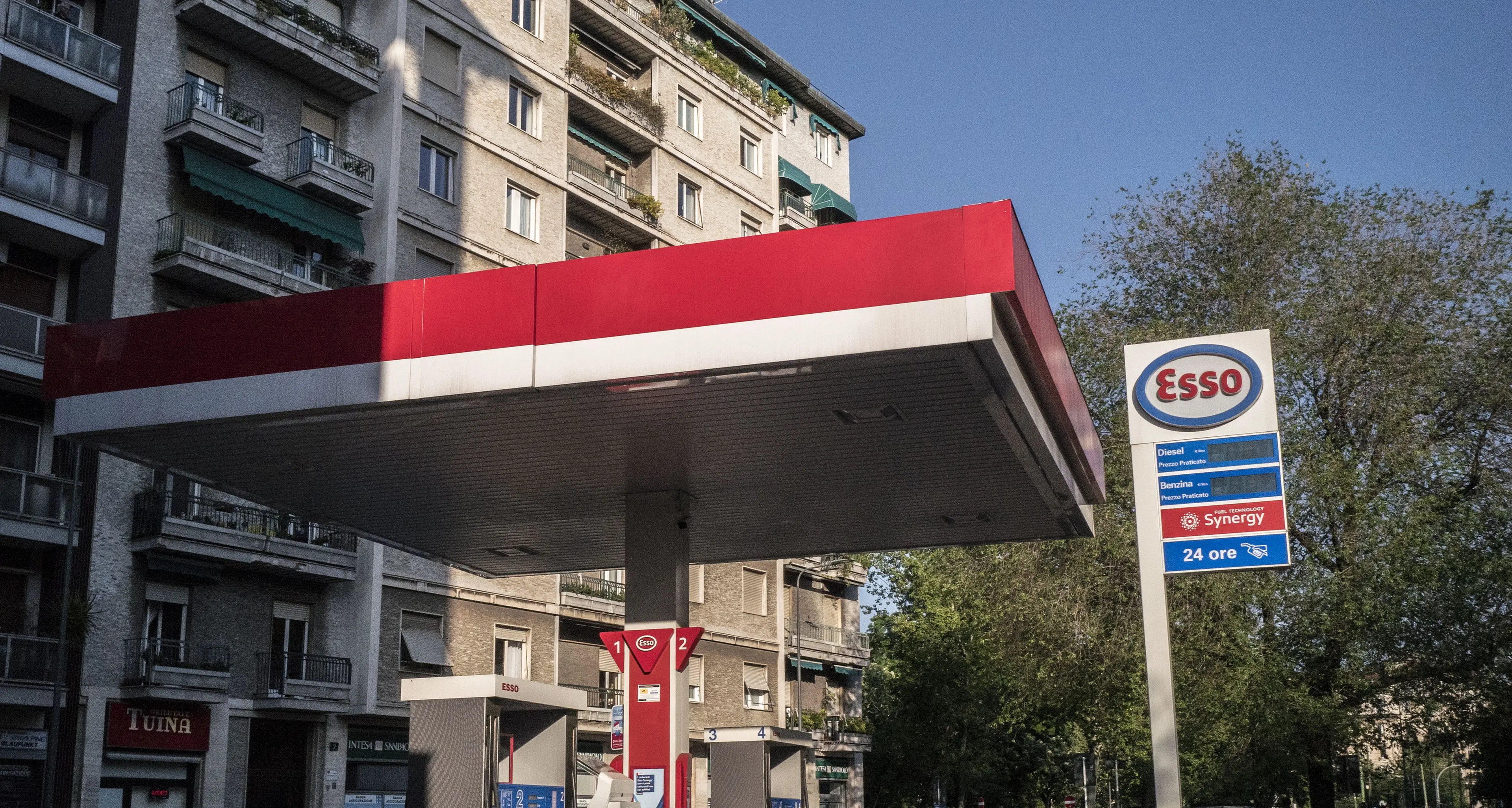 Prezzi gasolio e benzina, la beffa delle accise: Codacons denuncia per truffa. In Calabria gli aumenti maggiori\n