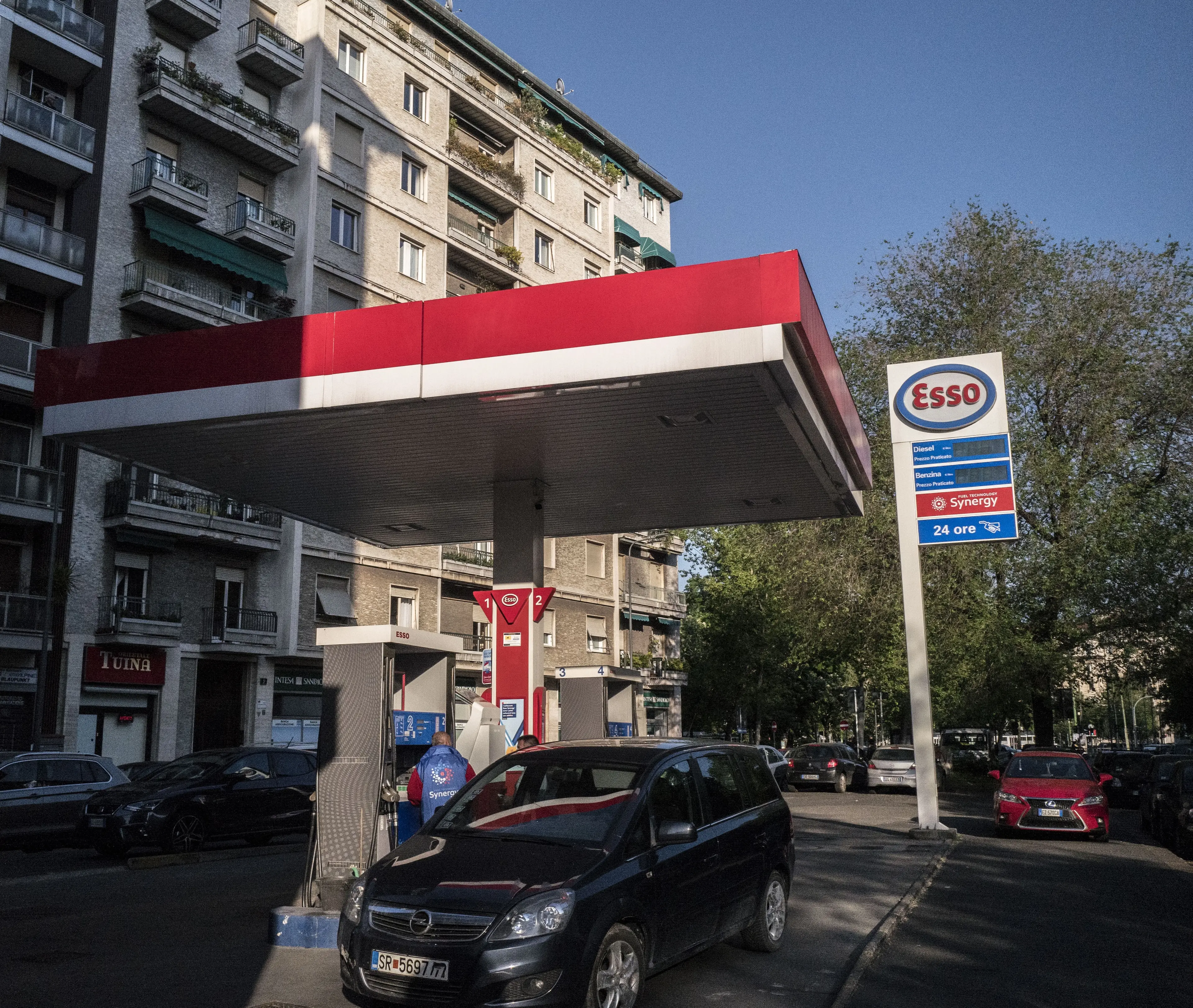 Prezzi gasolio e benzina, la beffa delle accise: Codacons denuncia per truffa. In Calabria gli aumenti maggiori\n
