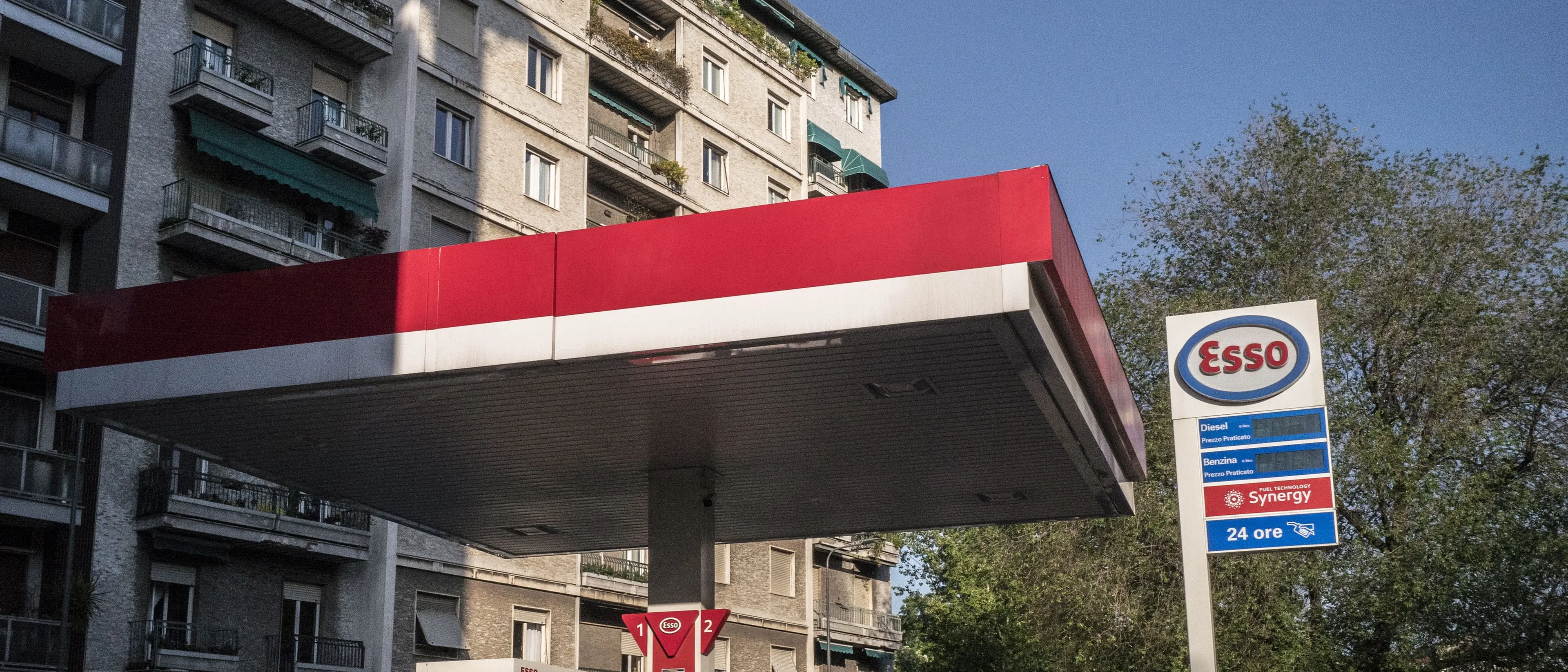 Prezzi gasolio e benzina, la beffa delle accise: Codacons denuncia per truffa. In Calabria gli aumenti maggiori\n