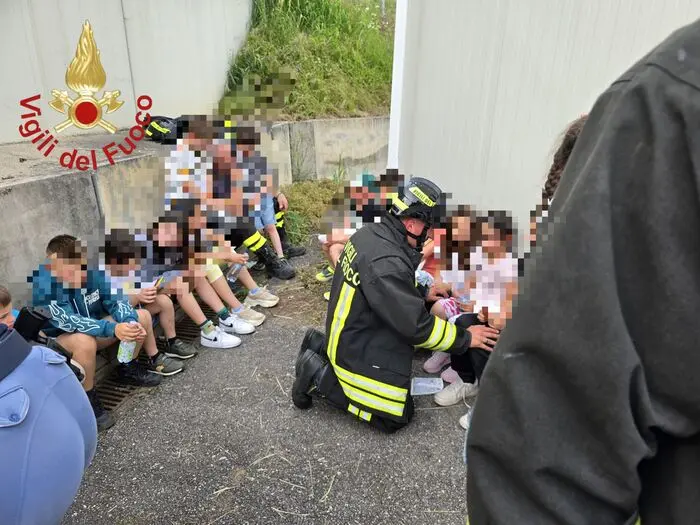 Terribile scontro tra autobus e camion nel Comasco: muore la maestra, feriti gravi i due autisti