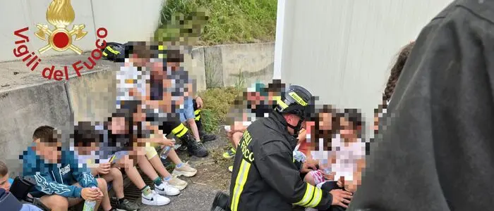 Terribile scontro tra autobus e camion nel Comasco: muore la maestra, feriti gravi i due autisti