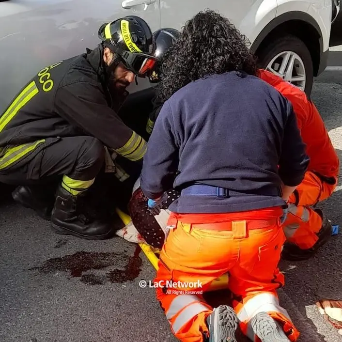 Donna travolta da un’auto a Catanzaro, trasportata in ospedale: è grave