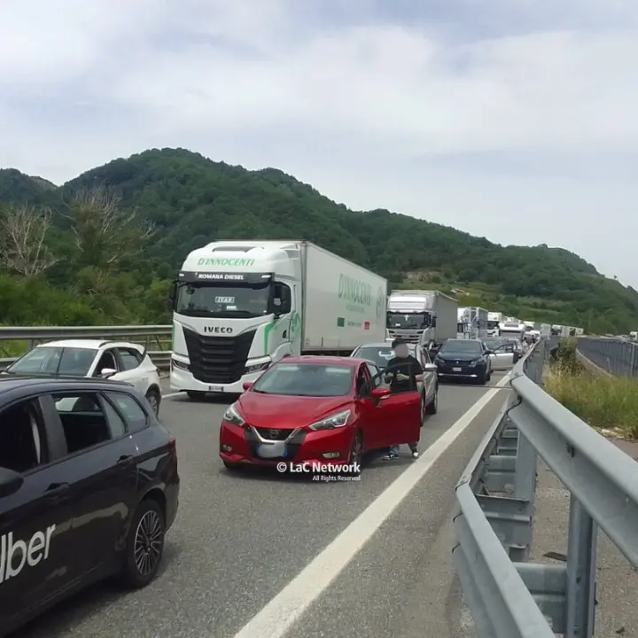 Camion in fiamme sull’autostrada all’altezza di Altilia, traffico bloccato e lunghe code\n
