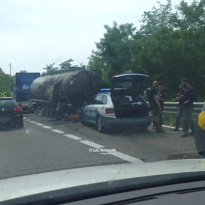 Camion in fiamme sull’autostrada all’altezza di Altilia, traffico bloccato e lunghe code\n