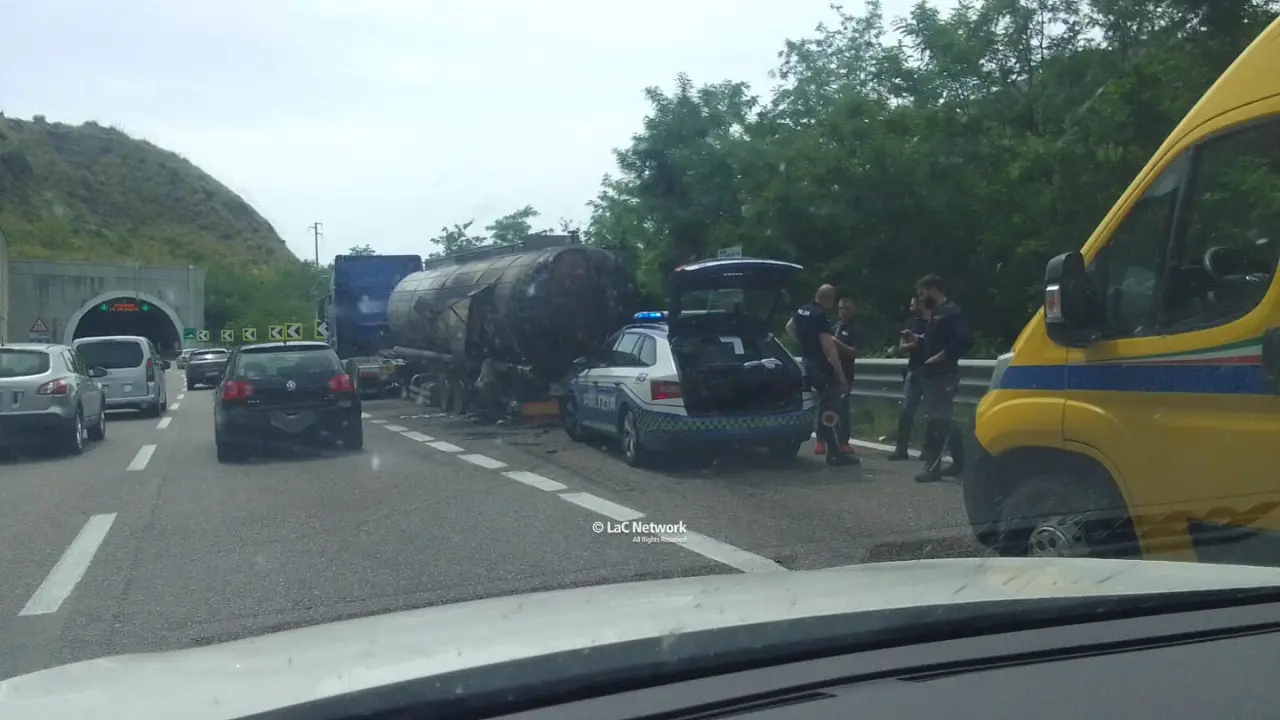 Camion in fiamme sull’autostrada all’altezza di Altilia, traffico bloccato e lunghe code\n