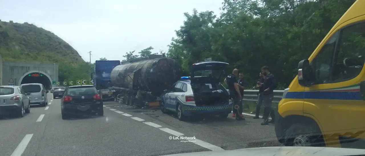 Camion in fiamme sull’autostrada all’altezza di Altilia, traffico bloccato e lunghe code\n