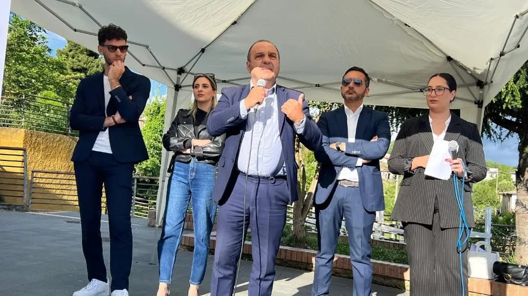 <p>Giampaolo Bevilacqua in uno degli incontri della campagna elettorale a Lamezia</p>\\n