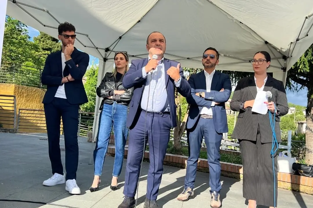 <p>Giampaolo Bevilacqua in uno degli incontri della campagna elettorale a Lamezia</p>\\n