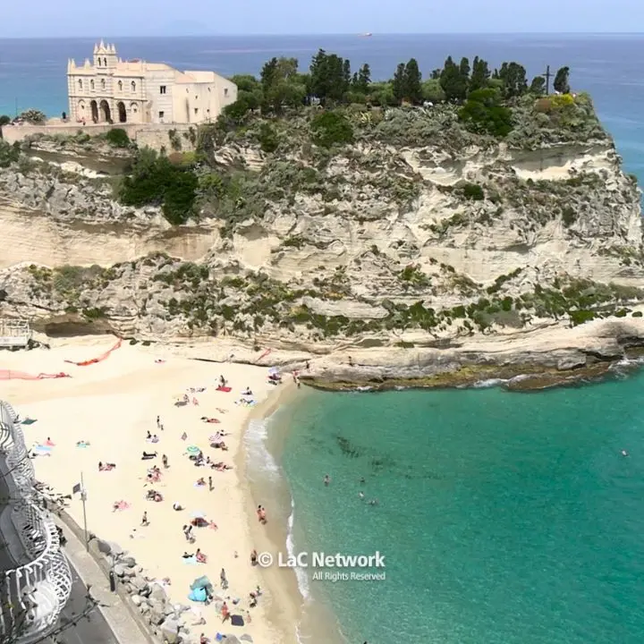 Tropea si prepara a una nuova estate\u00A0da tutto esaurito,\u00A0negozianti e turisti: «L’atmosfera qui è speciale»\n