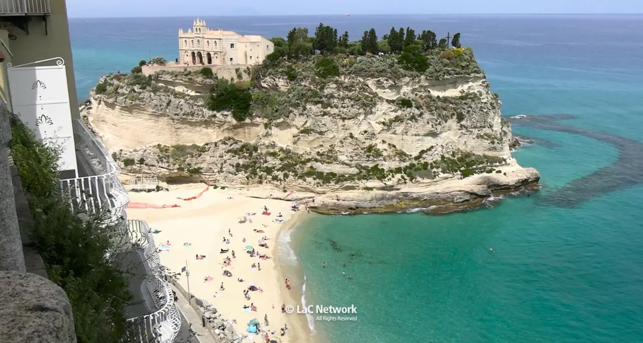 Tropea si prepara a una nuova estate\u00A0da tutto esaurito,\u00A0negozianti e turisti: «L’atmosfera qui è speciale»\n