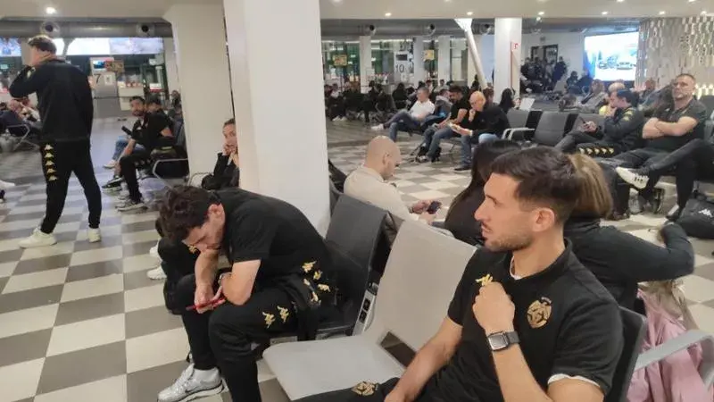 Verso Catanzaro-Spezia, disagi per i liguri: volo play off in ritardo e\u00A0squadra bloccata a Pisa per ore\n