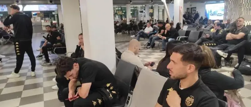 Verso Catanzaro-Spezia, disagi per i liguri: volo play off in ritardo e\u00A0squadra bloccata a Pisa per ore\n