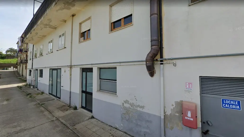 <p>L&#39;esterno della ormai ex casa di riposo a Mongrassano (immagine da Google Maps)</p>\\n