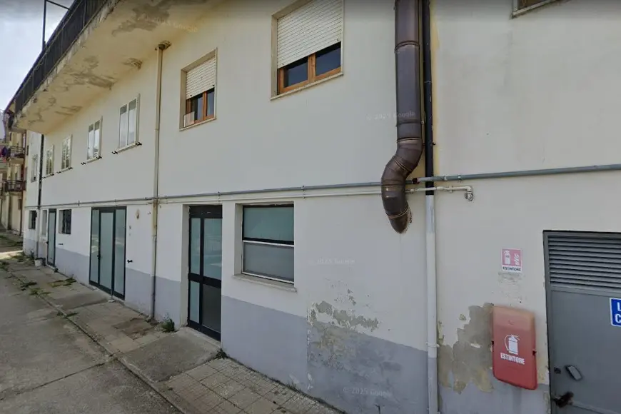 <p>L&#39;esterno della ormai ex casa di riposo a Mongrassano (immagine da Google Maps)</p>\\n