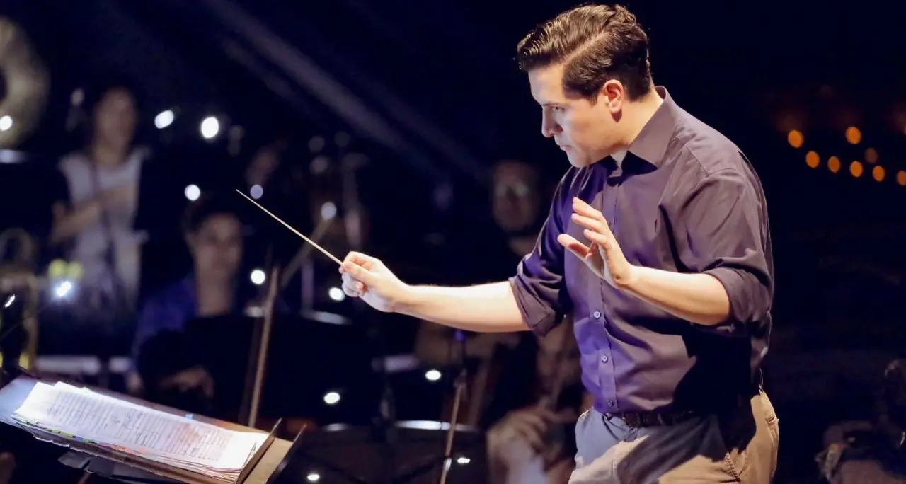 Catanzaro, la bacchetta internazionale di Felipe Tristan per il concerto “Passione e spirito” al Teatro Politeama\n