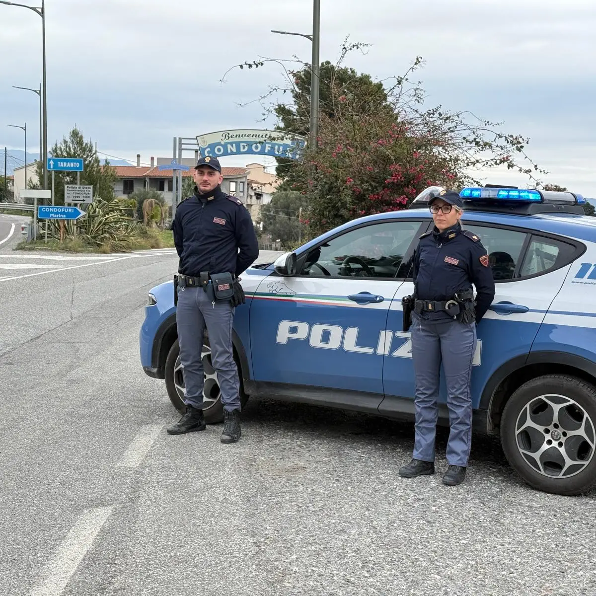 Aggredisce la madre, tenta di scappare e lo immobilizzano col taser:\u00A0arrestato un 20enne nel Reggino\n