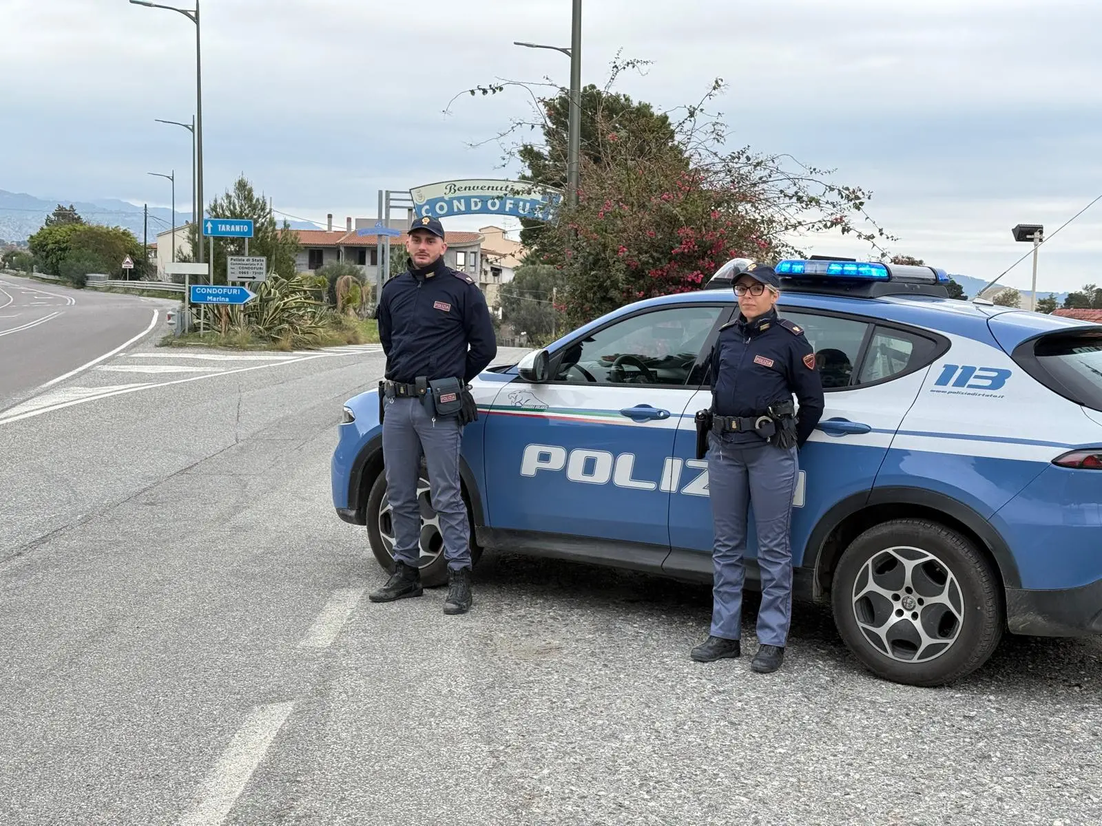 Aggredisce la madre, tenta di scappare e lo immobilizzano col taser:\u00A0arrestato un 20enne nel Reggino\n
