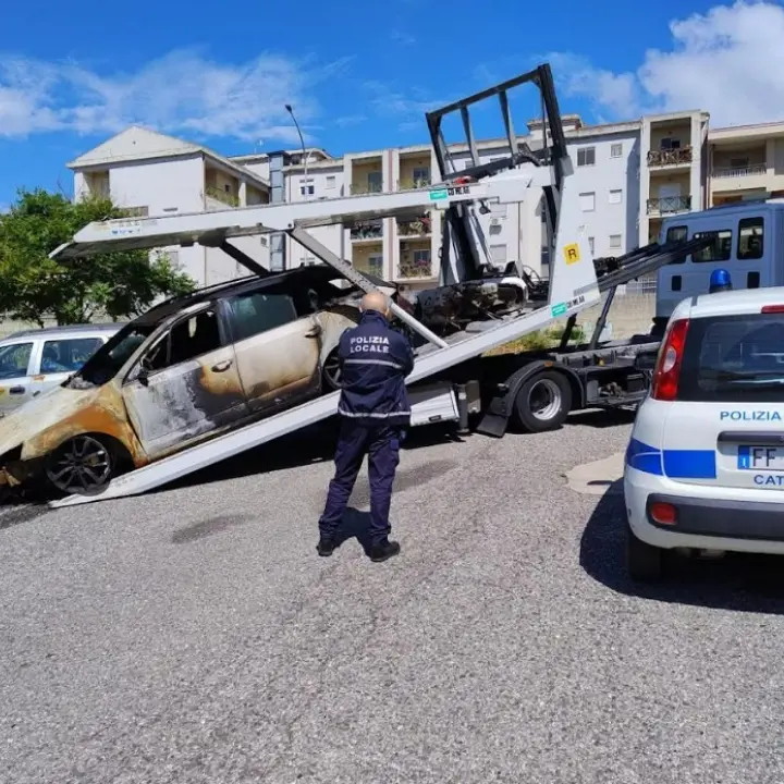 Catanzaro, da inizio anno rimosse 60 auto abbandonate: le attività portate avanti dalla Polizia locale\n
