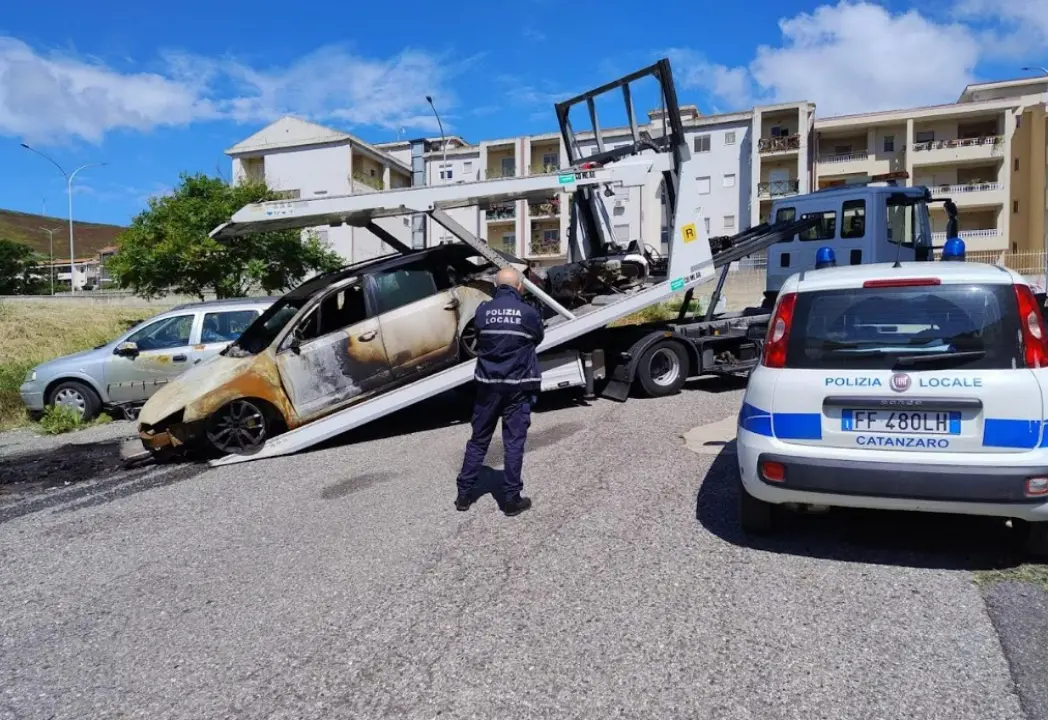 Catanzaro, da inizio anno rimosse 60 auto abbandonate: le attività portate avanti dalla Polizia locale\n