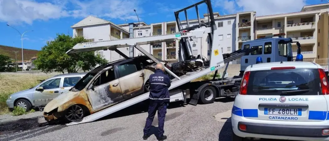 Catanzaro, da inizio anno rimosse 60 auto abbandonate: le attività portate avanti dalla Polizia locale\n