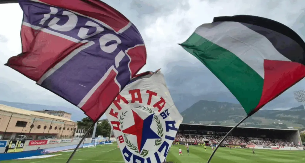 Bandiera della Palestina esposta durante la partita Sudtirol-Cosenza, multati tifosi rossoblù\n