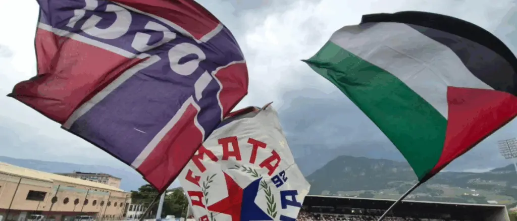 Bandiera della Palestina esposta durante la partita Sudtirol-Cosenza, multati tifosi rossoblù\n