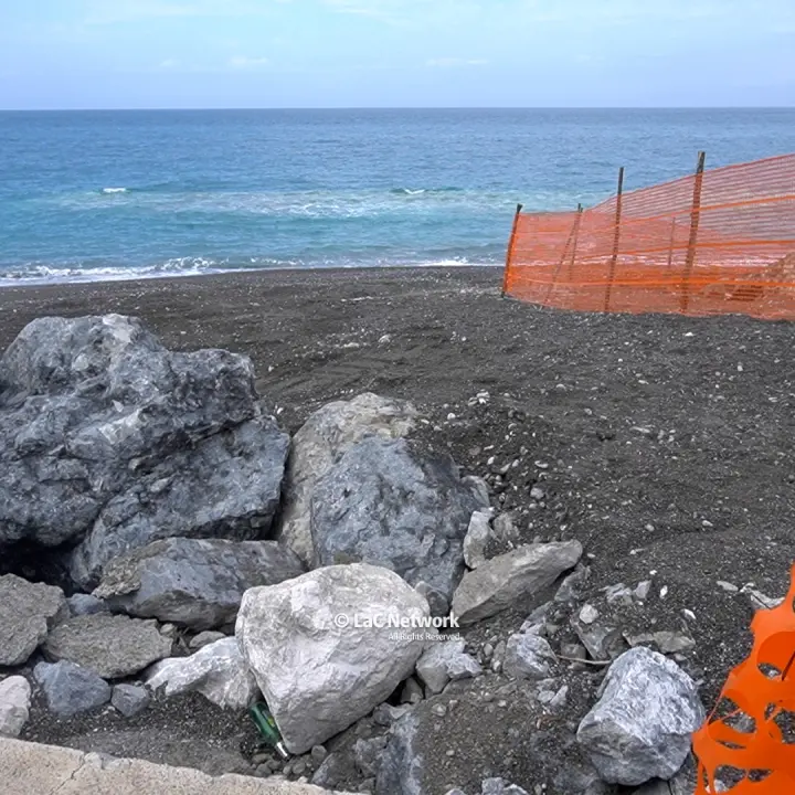 Tortora, il mare avanza ma il comune alza le difese: completata la prima barriera soffolta