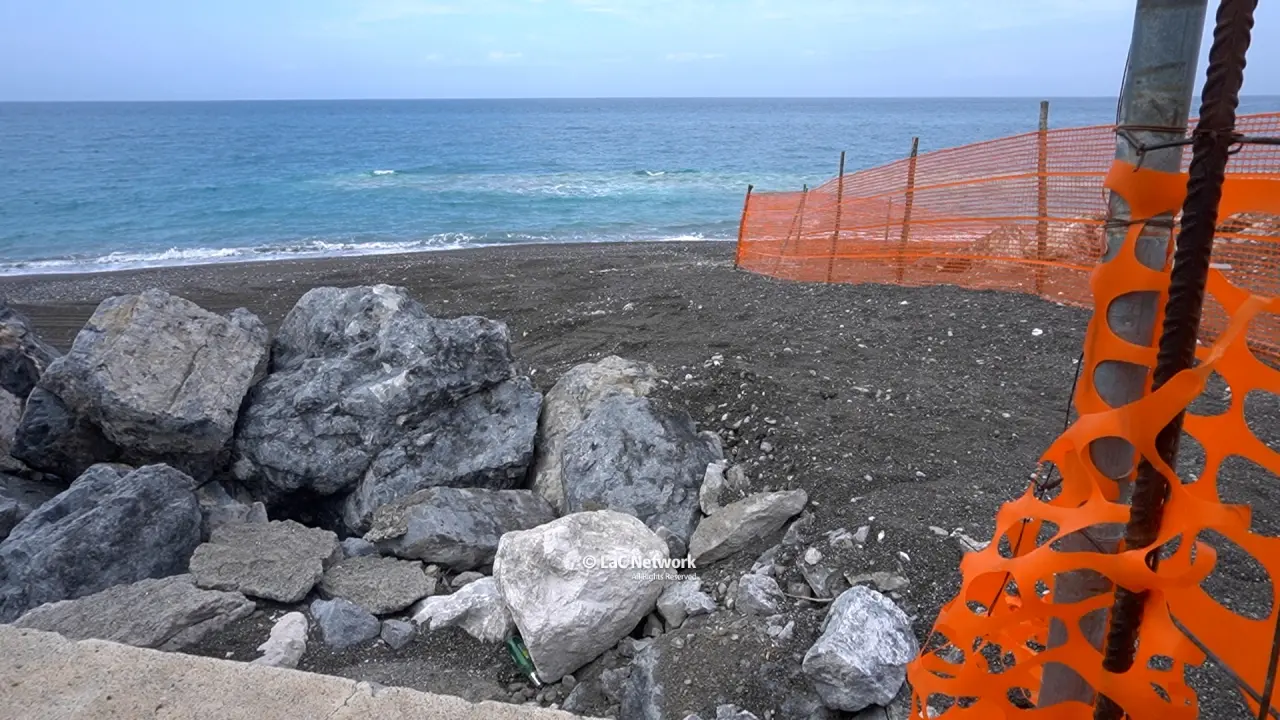 Tortora, il mare avanza ma il comune alza le difese: completata la prima barriera soffolta