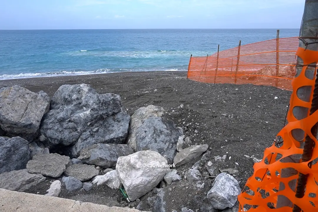 <p>La barriera di cemento appena sotto la superficie del mare</p>\\n