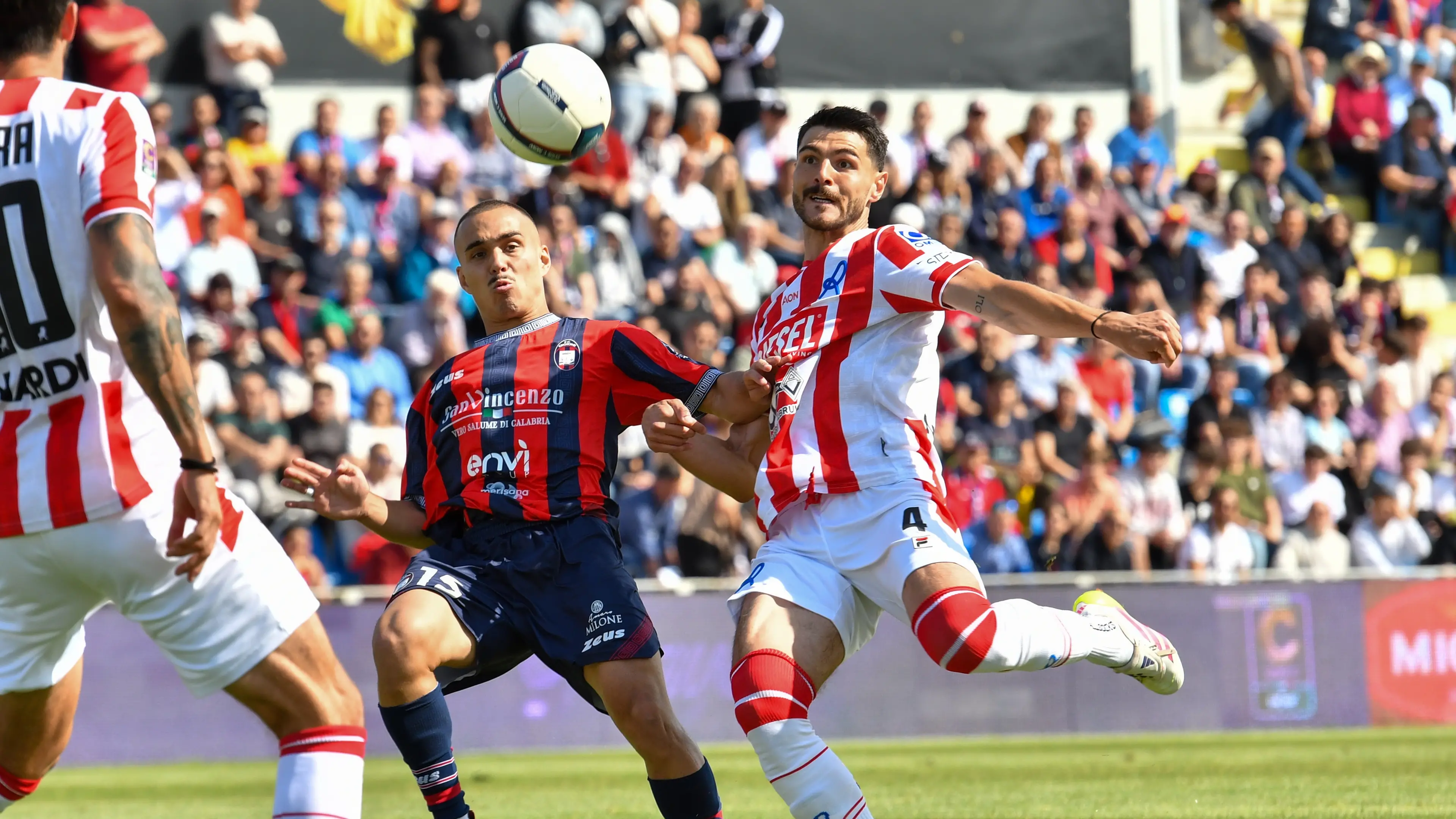 Marco Carraro and Vinicius Di Stefano during Fc Crotone vs LR Vicenza, Italian soccer Serie C match in Crotone, Italy, May 18 2025