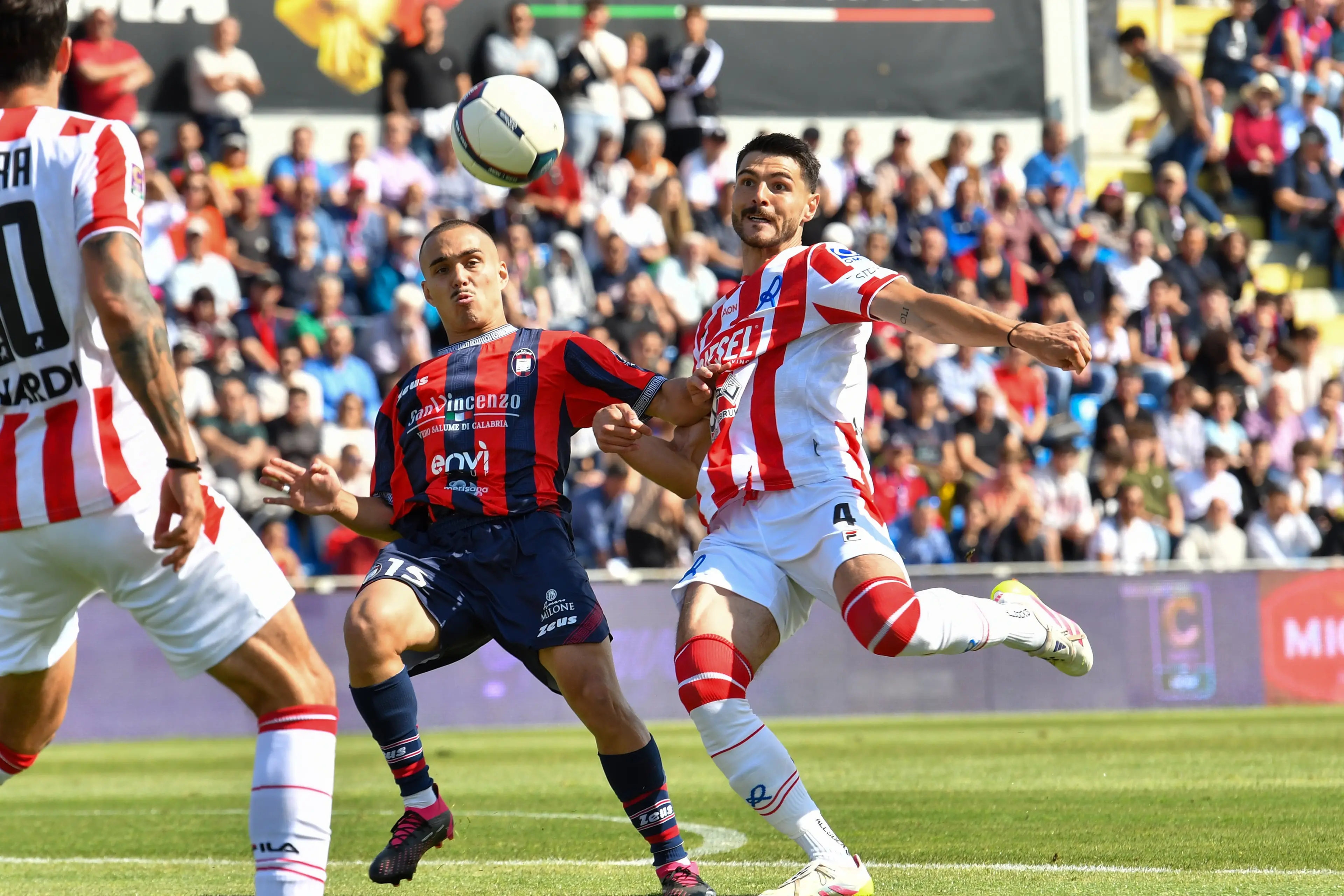 Marco Carraro and Vinicius Di Stefano during Fc Crotone vs LR Vicenza, Italian soccer Serie C match in Crotone, Italy, May 18 2025