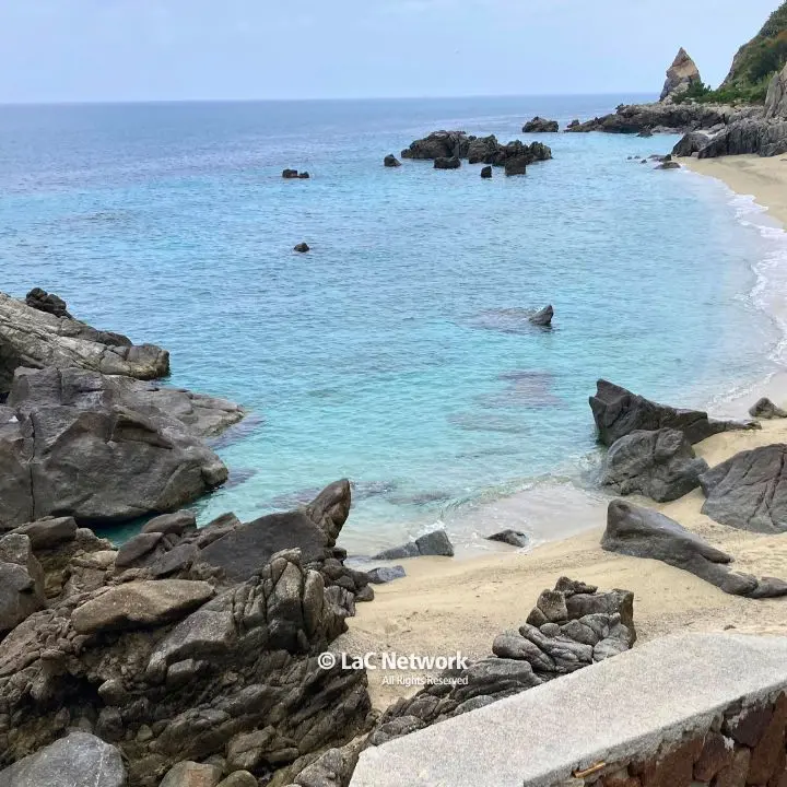 Parghelia fa il bis, Bandiera blu e Comune sostenibile. Ma il sindaco avverte: «Serve più attenzione sulle spiagge»\n
