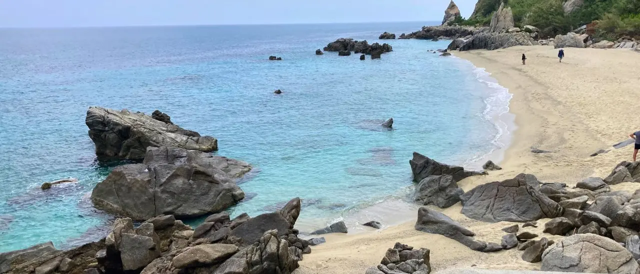 Parghelia fa il bis, Bandiera blu e Comune sostenibile. Ma il sindaco avverte: «Serve più attenzione sulle spiagge»\n