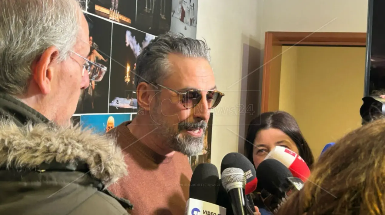 “Per non perdere noi”, ecco il nuovo brano di Brunori Sas: la voce dell’amore che lotta e resiste\n
