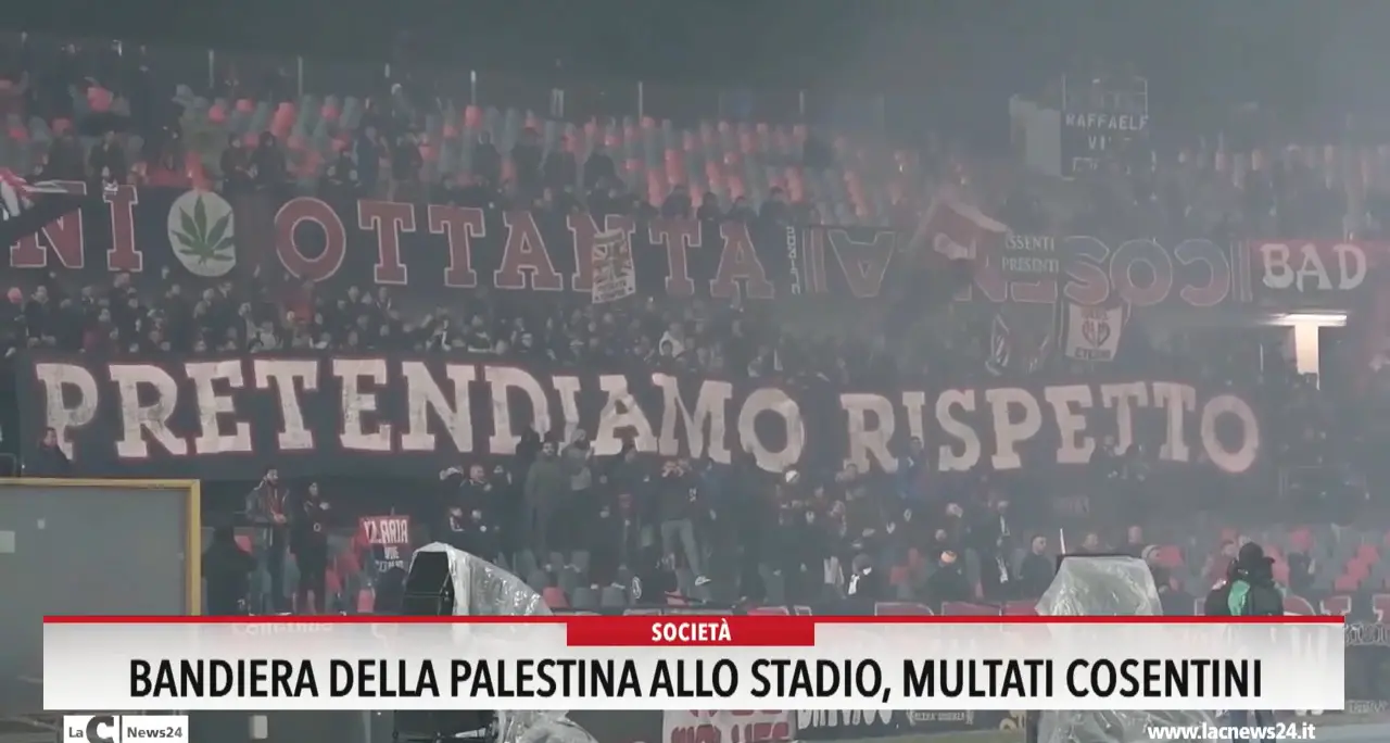 Bandiera della Palestina allo stadio, multati cosentini