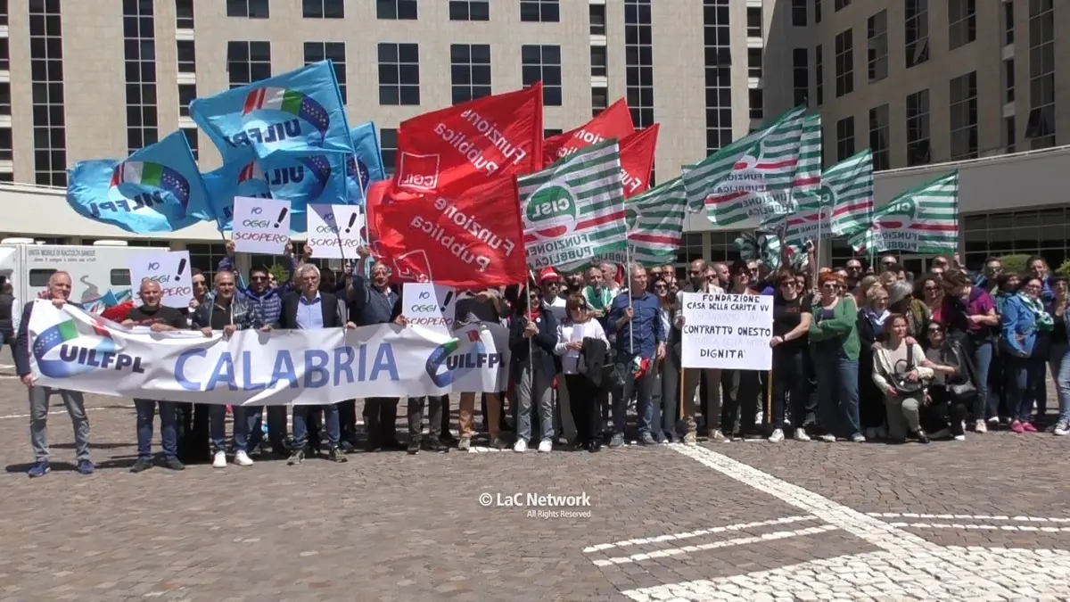 Lavoratori della sanità privata in piazza, contratto fermo da 13 anni:\u00A0«Il costo della vita aumenta e lo stipendio diminuisce»\n
