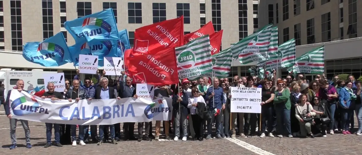 Lavoratori della sanità privata in piazza, contratto fermo da 13 anni:\u00A0«Il costo della vita aumenta e lo stipendio diminuisce»\n